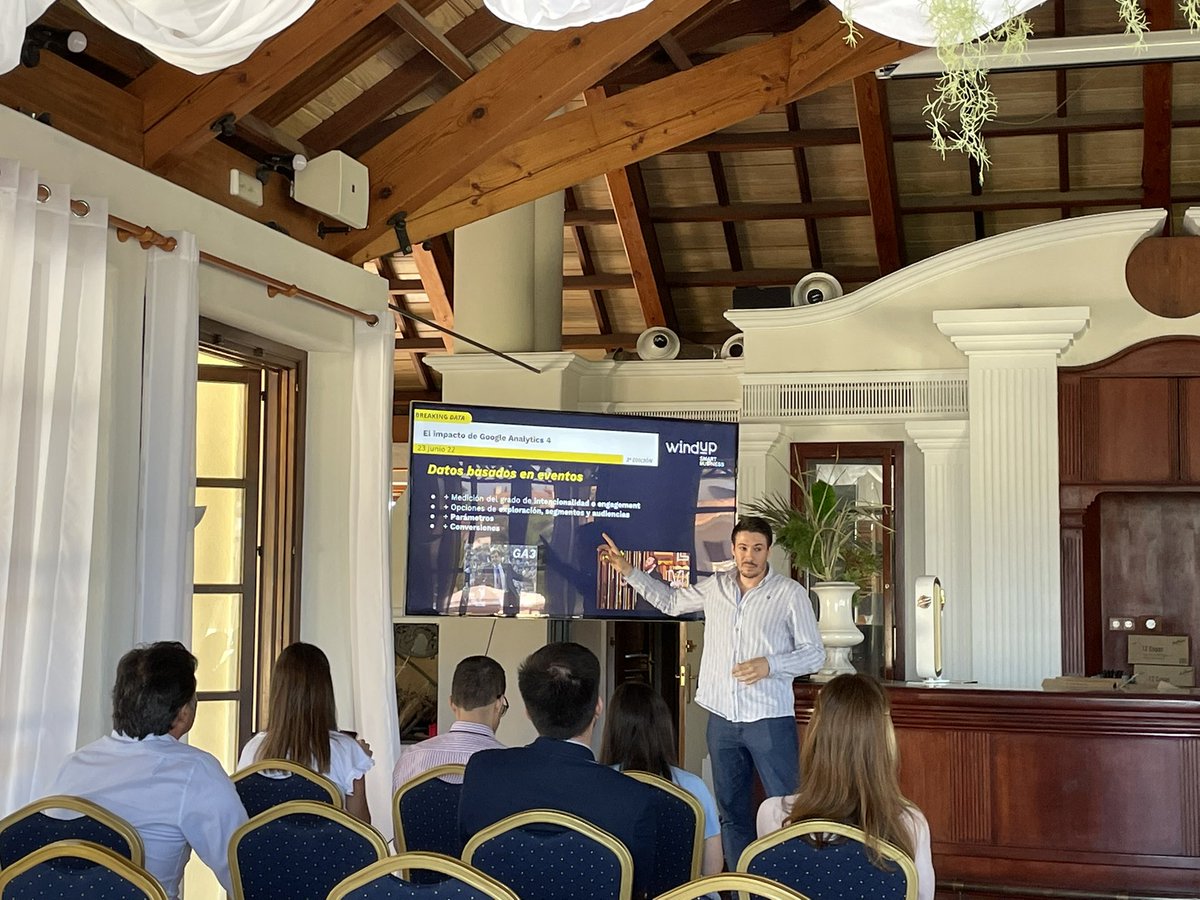 Nuestro compañero Álvaro, analista y CRO, cuenta claro el futuro que nos espera con #GA4 , que viene pisando fuerte ✅