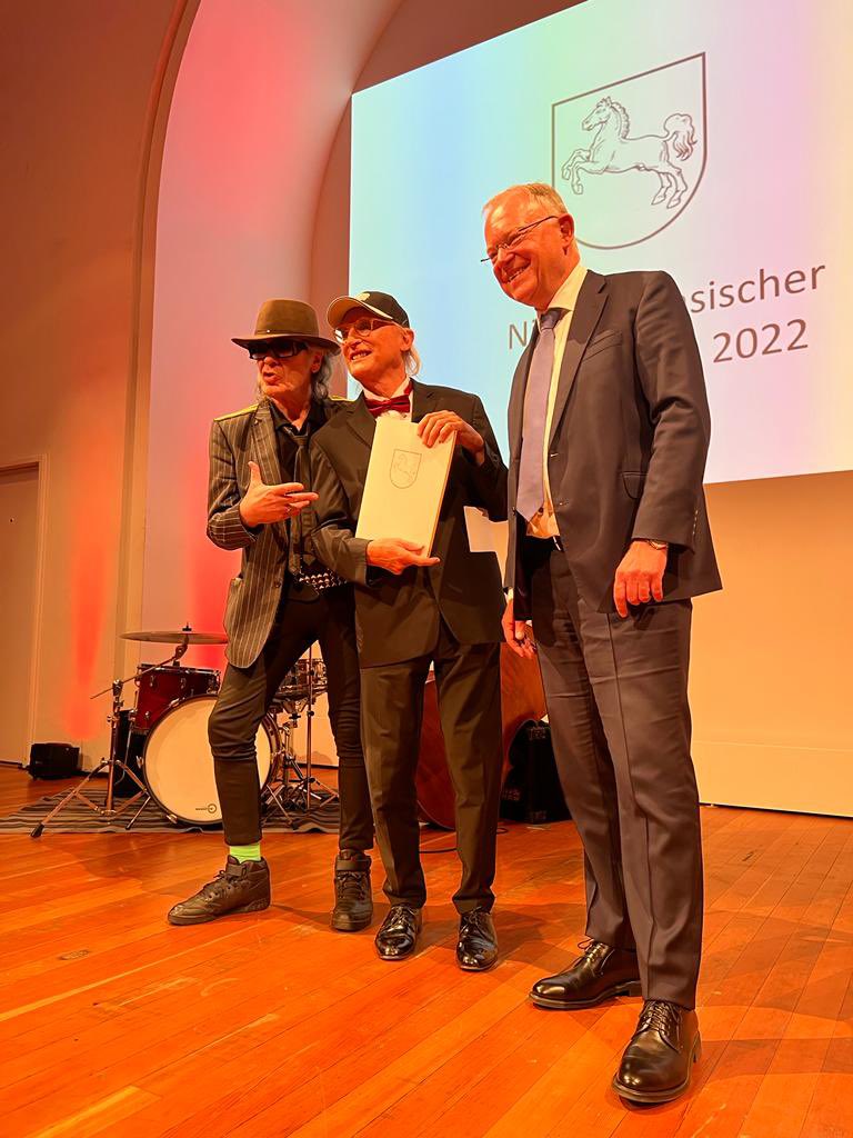 Es gibt ja so viele gute Preise, den Niedersächsischen Staatspreis, zum Beispiel. Den hab ich jetzt! Aber das Beste daran war, dass UDO die Laudatio für mich gehalten hat! Wahnsinn! 
Wir sind schon länger Freunde als es Niedersachsen überhaupt gibt! Daaanke