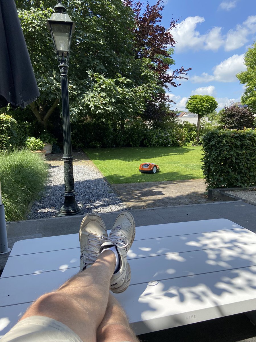 Effe bij mijn dochter t gras maaien. Ondanks de hitte goed te doen.