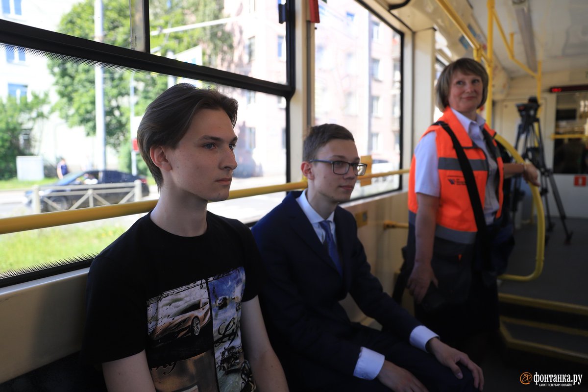 fontanka_news's tweet photo. В Петербурге показали шаттлы для пассажиров на время закрытия «Ладожской»  https://t.co/mZpsUyigFO https://t.co/9fKk6zezfJ