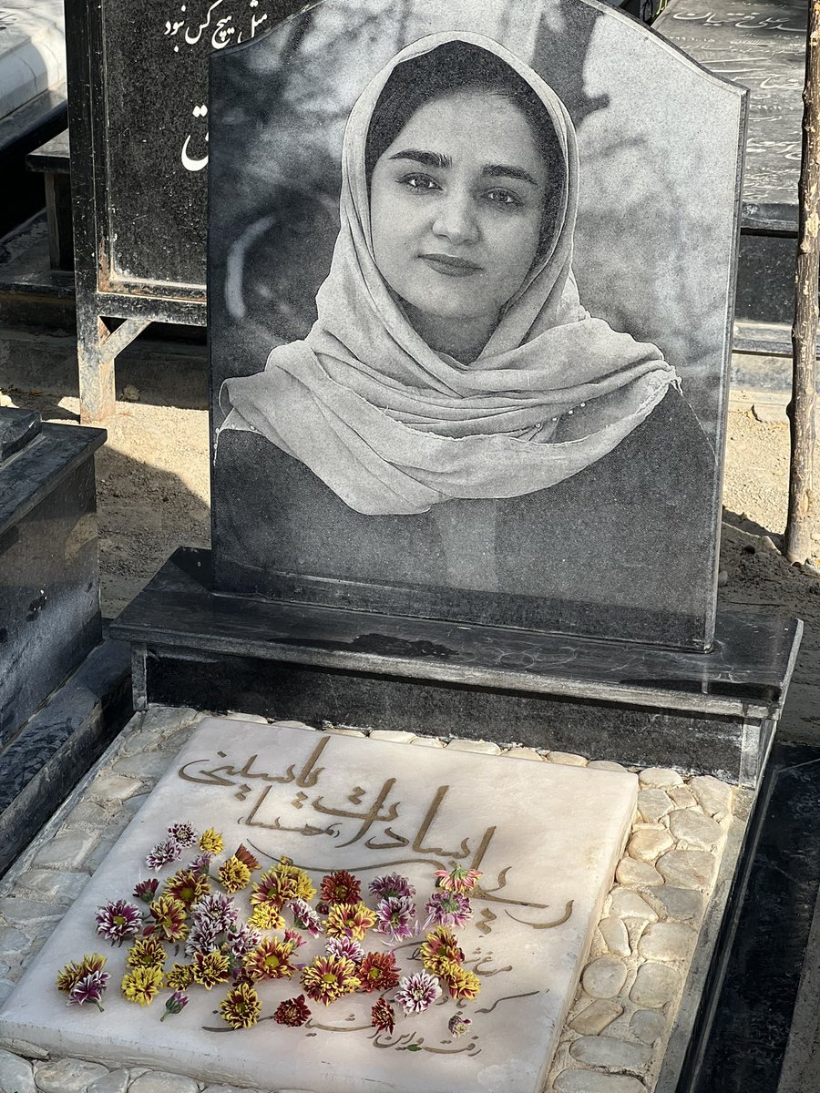 mohammad_adlii's tweet photo. زمان و‌ مکان به هم رسیده‌اند تا بار دیگر درست مثل همان لحظه اول خبر بدهند. خبری که بعد از یک سال از حرارتش کم نشده و همانقدر می‌سوزاند. هر روز و هر شب این کار را باجانمان می‌کند. 
#ریحانه_یاسینی 
#اتوبوس_خبرنگاران https://t.co/SYQd9qCZl2