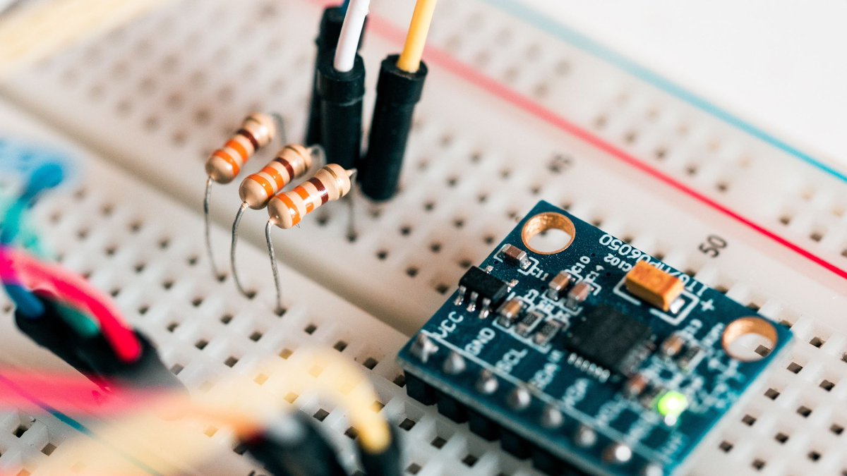 dasELKO's tweet photo. Es ist schwierig für Einsteiger in die Elektronik eine praxisorientierte Weiterbildung zu finden. Seit es Arduino und Raspberry Pi gibt, scheint das OUT zu sein.

Die Frage ist, ob es überhaupt einen Bedarf für einen Kurs oder Seminar zum Thema Elektronik gibt. Was denkst Du? https://t.co/EDDPhPCwrD