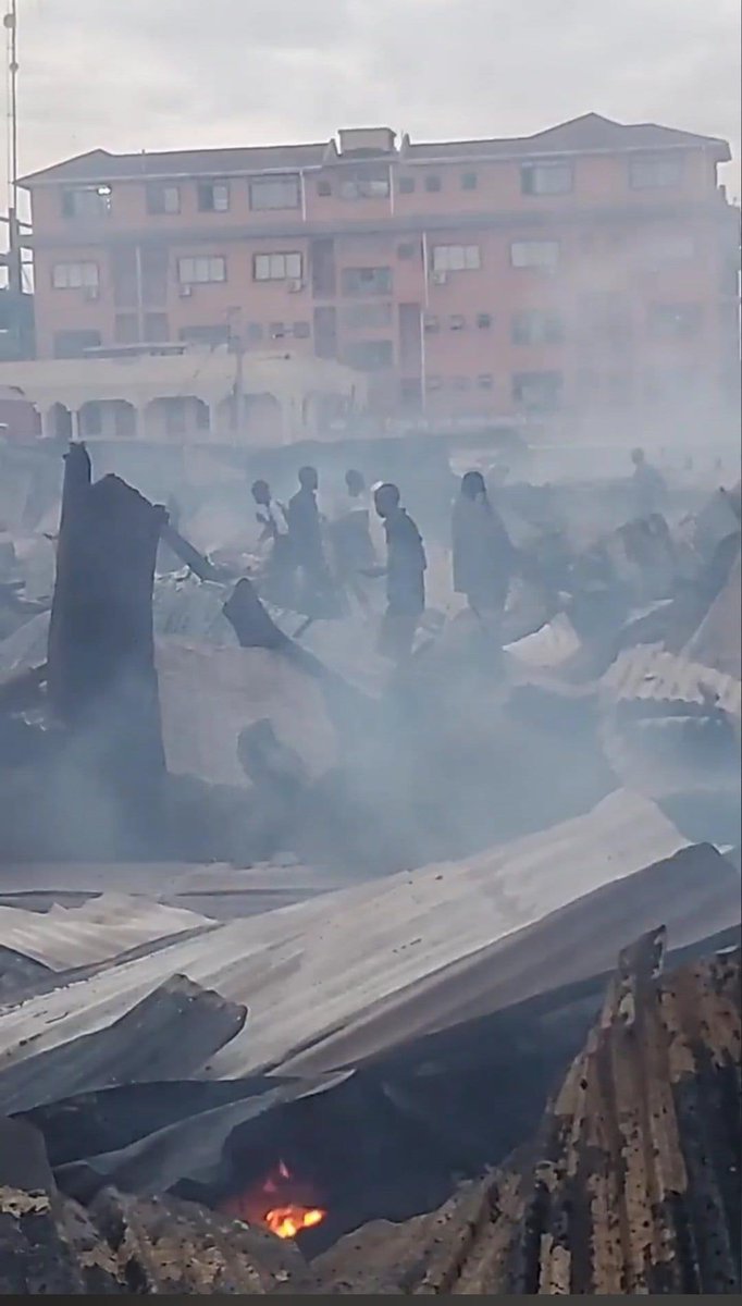 sntvnews1's tweet photo. A huge fire has destroyed Suq-Mugdi, the biggest market in #Garissa town and the #Somali region in #Kenya late last night.

#Somalia https://t.co/9OwmEkWStb