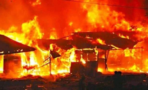 sntvnews1's tweet photo. A huge fire has destroyed Suq-Mugdi, the biggest market in #Garissa town and the #Somali region in #Kenya late last night.

#Somalia https://t.co/9OwmEkWStb