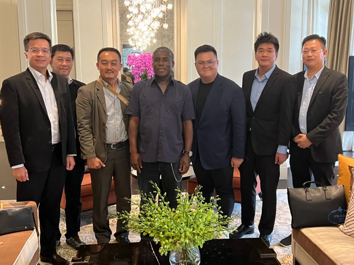 Hoy he mantenido una reunión muy importante con una empresa de Malasia,woodmines Ltd, interesada en el sector minero de Guinea Ecuatorial concretamente bauxita Los cuales he formulado una invitación para visitar nuestro país