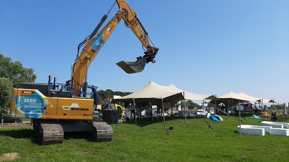 JeroenHaan1's tweet photo. Voorbereiding voor startschot uitvoering van #Salmsteke Ontkiemt, @HWBP_nl-project #dijkversterking @HDSR_waterschap (1 vd 6 deeltrajecten #SterkeLekdijk) & #uiterwaarde met geul voor natuur & recreatie.
Met innovaties zoals #ProLock-scherm & #ZeroEmission kraan op #waterstof. https://t.co/zQXNCTdZDa