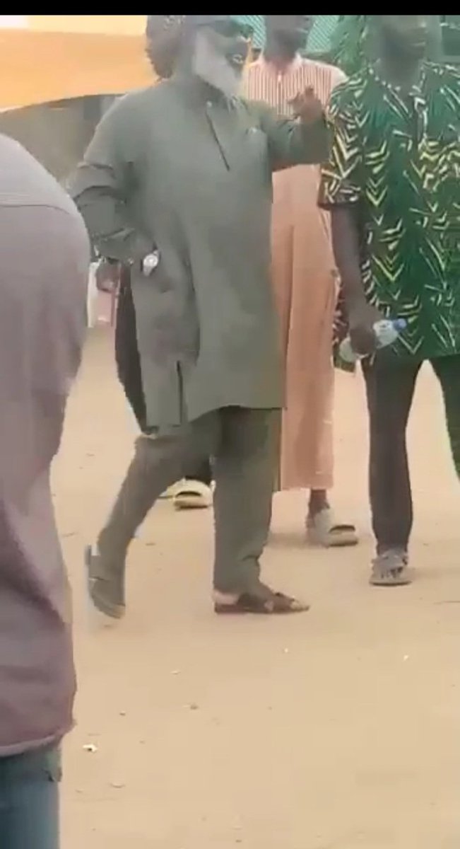 AbdulMahmud01's tweet photo. These men were captured stopping people from registering to vote in Federal Housing, Lugbe,Abuja. An offence under Section 23(2)(a) &amp; (b) of the Electoral Act. 
Cc: 
@PoliceNG 
@inecnigeria https://t.co/HNfch81Iot