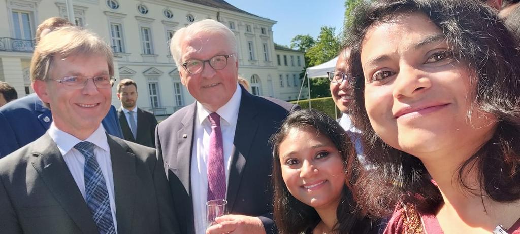 22Chayanika's tweet photo. Grateful to the #AvHStiftung for this opportunity to meet the President and talk about my research. What an honour and a memory to cherish! #AvHgemeinsam #avhtogether #bundespräsident https://t.co/fhs5naJeiG