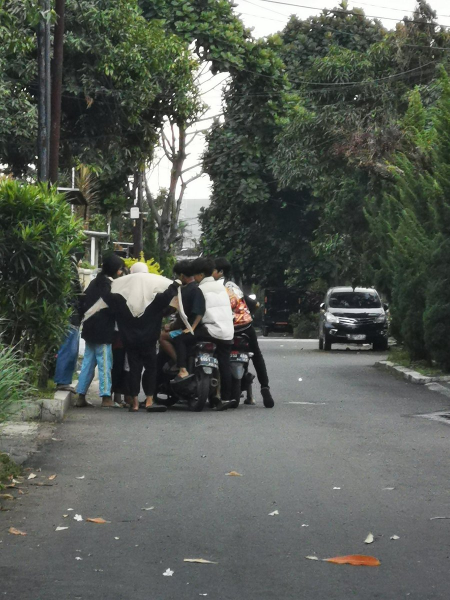 renez96's tweet photo. @PRFMnews min, nu kieu teh kudu kumaha atuh meresahkan warga.. Ugal2an di komplek 2 motor ditumpakeun rame2 kitu.. #infoBDG https://t.co/L387axJy84