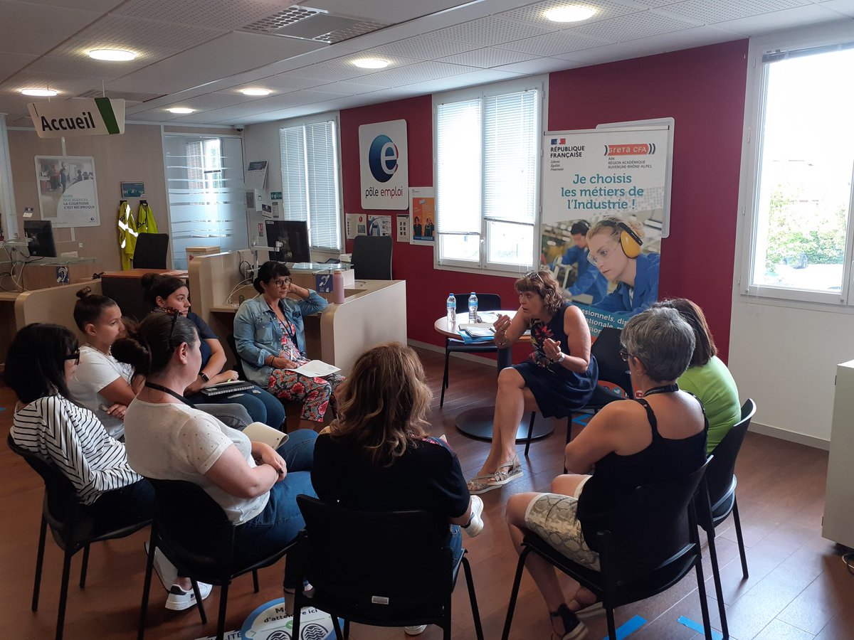 patrick_vassal's tweet photo. Kiosques #Industrie afin de renforcer les connaissances des conseillers POLE EMPLOI sur ces métiers cet après-midi 
👏 au pôle-emploi d'Oyonnax pour cette initiative en faveur de la réduction des tensions de #Recrutement #plasturgie
@PolyviaFr @polyviaform @poleemploi_ara https://t.co/p6ZZdMCnCf