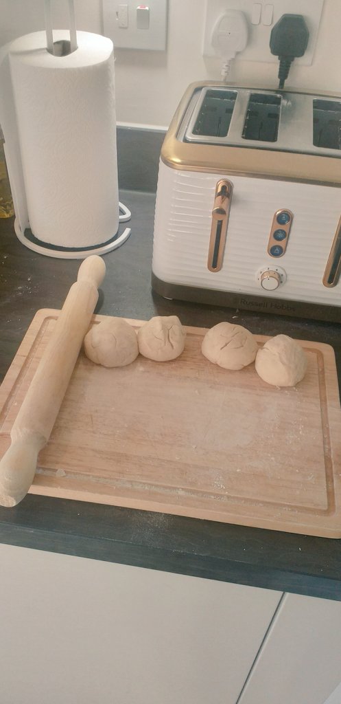 oyinpeter_ajayi's tweet photo. Yesterday evening, I joined my good friends @UNRefugeesUK and @migratefulUK to appreciate the healing and unifying power of food with a cook-along. Chef Noor, a Pakistani immigrant taught us how to make potato stuffed chapati.
#cookforacause #RefugeeWeek2022 https://t.co/saiq2tt3Hy