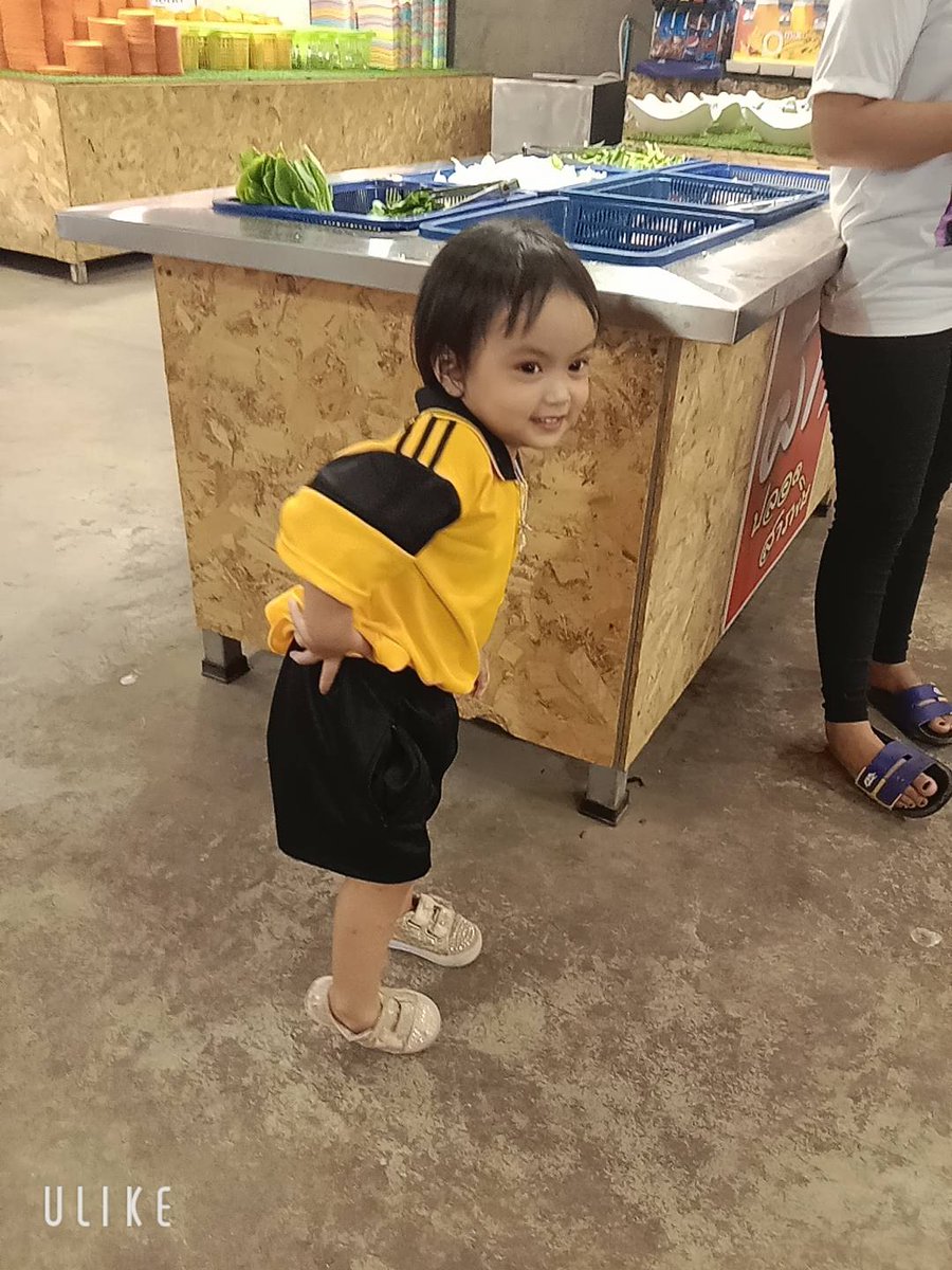 SaranvitY's tweet photo. พาเด็กมากินข้าว https://t.co/kKn9EeydaT