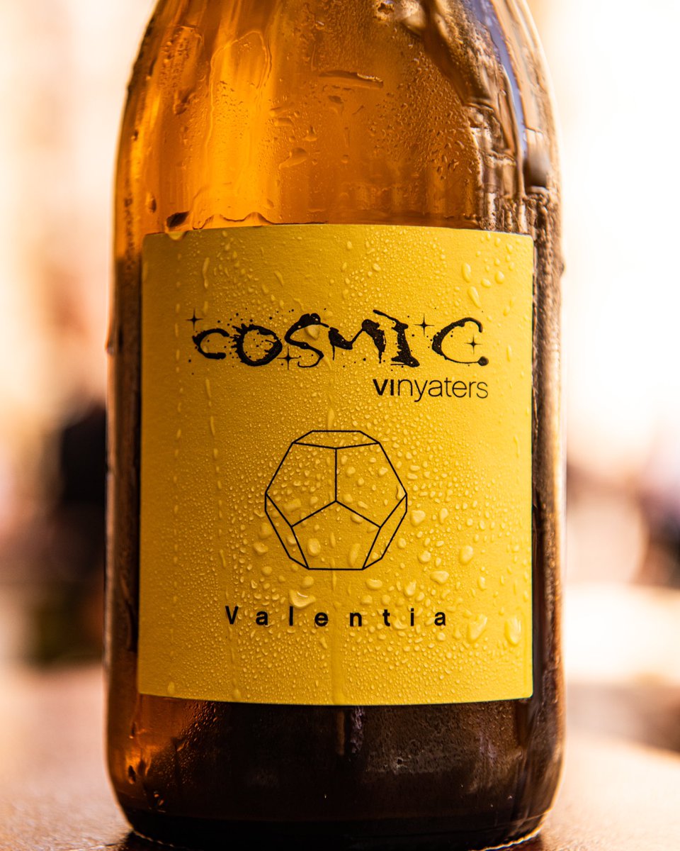 Còsmic Valentia 2021 és un dels blancs de Salvador Batlle a l'Alt Empordà. Exclusivament carinyena blanca de vinyes velles, fermentada en dipòsits d'acer inoxidable i àmfores, amb la mínima intervenció. Criança de 3 mesos en botes de castanyer. A copes aquesta quinzena.