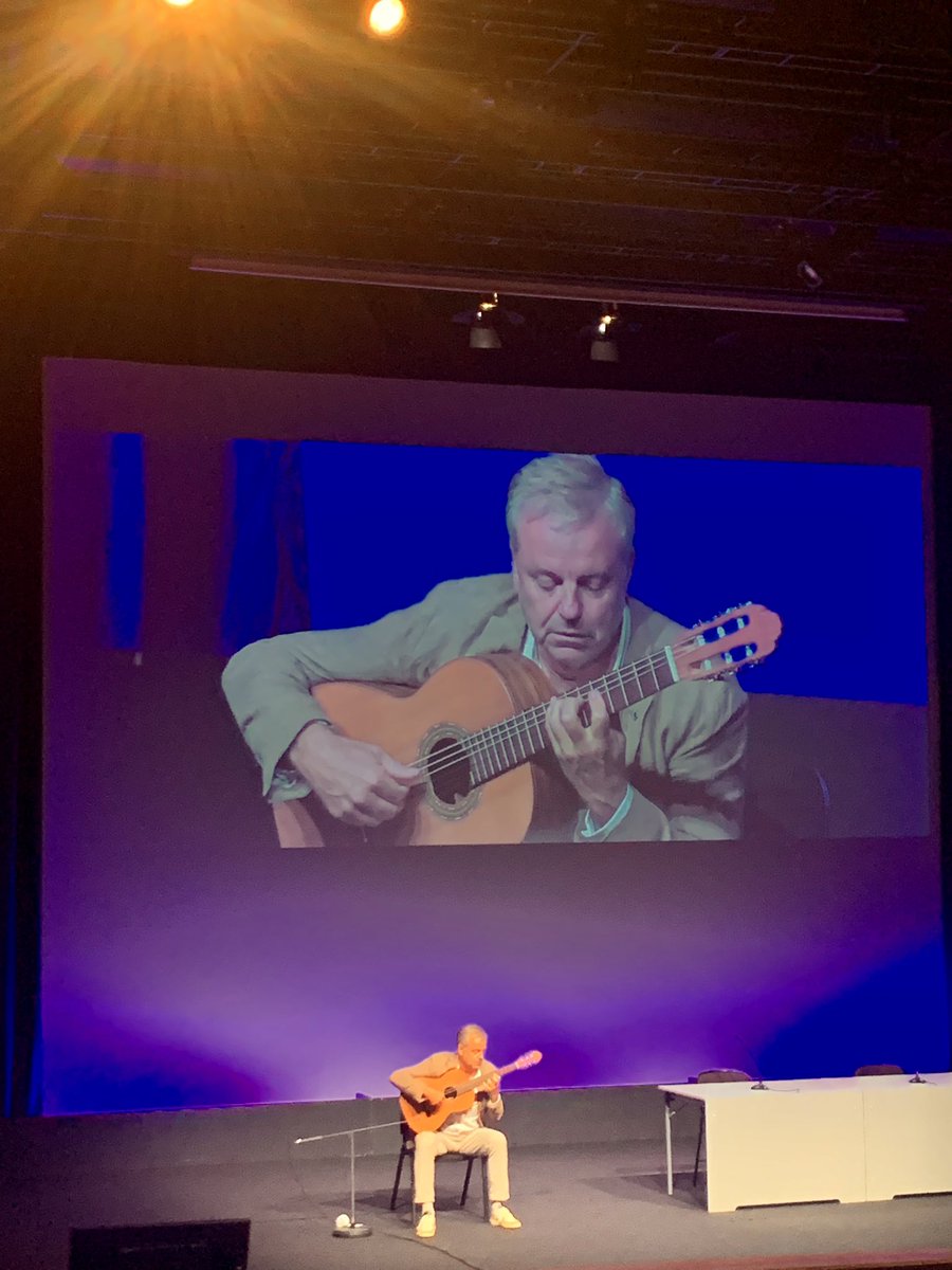 Can we vote to have a musical interlude at every future LREC!! 

Thank you @StevenBird for your classic guitar performance 👏🏻👏🏻

#lrec2022 @lrec2022