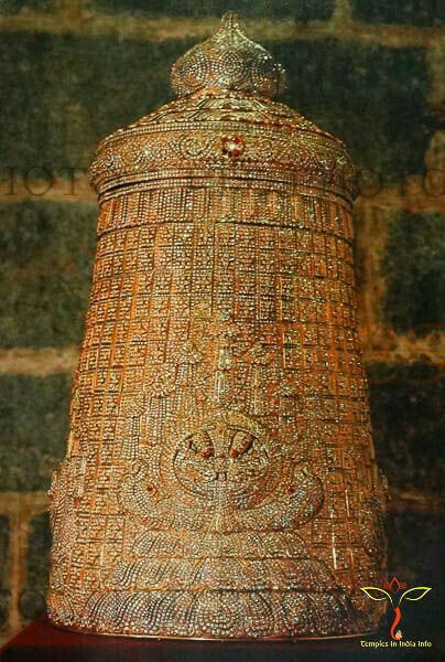 desi_thug1's tweet photo. 500 years old believed to be original Crown of Venkateshwara Swamy of Tirupati Balaji donated by vijaynagar king Sri Krishnadevraya https://t.co/4dUPckSYoW