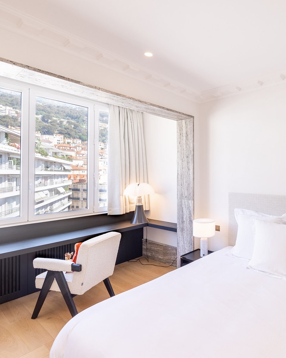 Stunning 3 bedroom apartment, renovated with quality materials, located in the upper floor of a standing building, near the Carre d'Or. Nested in a private park, it ensures absolute calm 🌴 
VM1442
#livingroom #contemporary #monaco #luxuryrealestate #dottaimmobilier