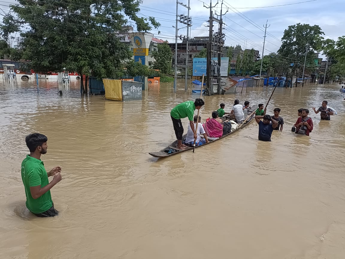 juhi1907's tweet photo. 72+ hours
2.8 lakh + people affected
No electricity
Drinking water problem
Emergency services hampered

#Silchar needs National attention

@WIONews  @aajtak @republic @ndtv @ZeeNews @CarryMinati @AskAnshul

#SilcharUnderWater #SilcharFlood
#BarakValleyUnderWater #AssamNeedsHelp https://t.co/WLDduxk1jX