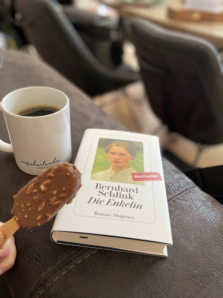 Buch 1 ist fertig. Nun folgt Buch 2 im Urlaub. Noch immer reich beschenkt von meiner Einführung als pädagogische Leitung. 🥰 ich glaube dieses war von dir oder? 😉@MucksBueker #urlaub #zeitfürmich #bücherwurm