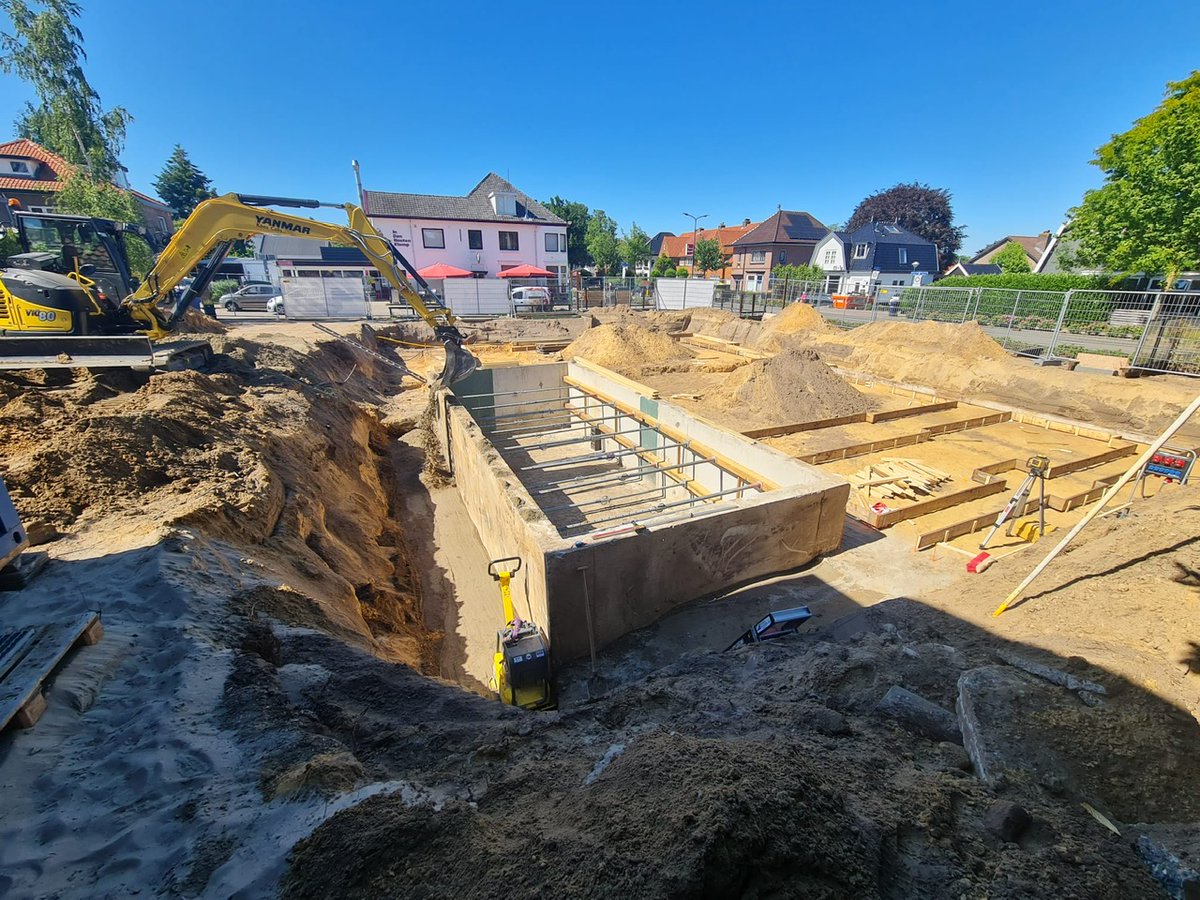 SGWbouw's tweet photo. Momenteel zijn we aan het werk in #Soest. Het betreft de #sloop van oude #funderingen, #grondwerk en het aanbrengen van gestabiliseerd zand rondom de, te handhaven, kelder. https://t.co/dfGlA08gmQ