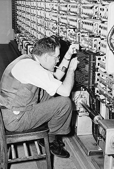 sanjayjavin's tweet photo. remembering #AlanTuring born #otd in 1912.british mathematician,philosopher &amp; progenitor of artificial intelligence.during ww 2 ,he broke german encryption-enigma which probably shortened the war by 2 years,saving 14 million lives.he invented turing machine -now called computers. https://t.co/whPBCQ9q0K