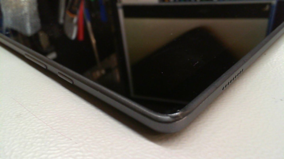VickiYoung77's tweet photo. Be very careful if you send your tablet or phone back to @VodafoneUK for repair! Sent our child’s back and was told it’s out of warranty because it has this damage! We even went into the shop to send it so it wasn’t damaged. It was immaculate when it was sent. https://t.co/xcXDYtzHCV