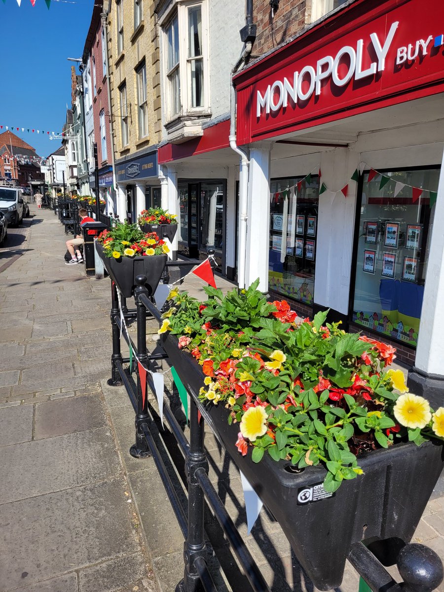 Denbighinbloom's tweet photo. A beautiful sunny day in #Dinbych #Denbigh with clear blue skies 😊
#volunteers #gardening #community https://t.co/U7JyRp4Fdw