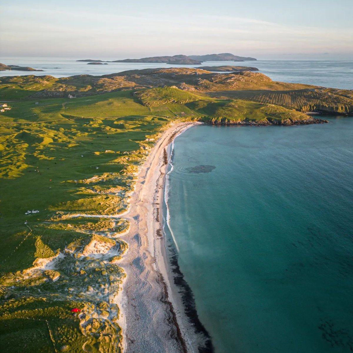 This fabulous beach is at the start of the Hebridean Way in Vatersay. 

📸: @thesewildjourneys
📌Traigh Siar, Vatersay

#visitouterhebrides #hebrideanway