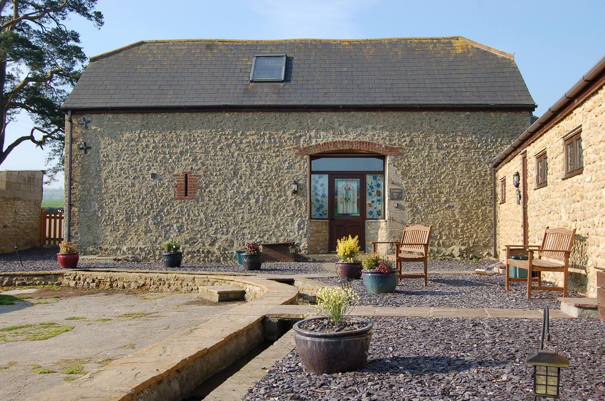aroundaboutbrit's tweet photo. Set on a working farm, Bakers Mill Holiday Cottages boast a range of holiday homes. Whichever you choose to stay in, you will enjoy a fabulous getaway.
https://t.co/WVQBWukkxE
#Holiday #Family #Pets #WorkingFarm #Rural #Scenic #Wildlife #Stargazing #Mosterton #Beaminster #Dorset https://t.co/KXJbRCH3X6
