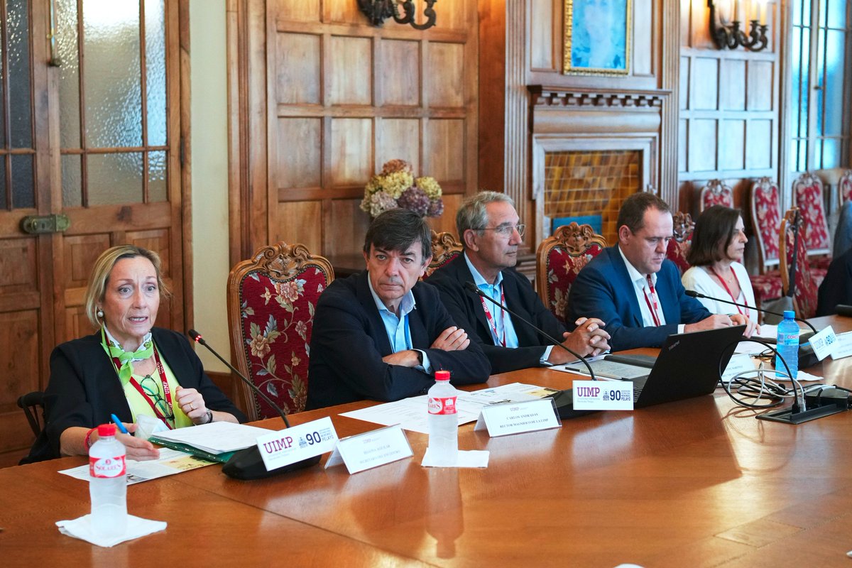 UIMP's tweet photo. 👩‍🎓 Ayer dieron comienzo los #CursosDeVerano: 

➡In Memoriam "M. Ramón Llamas" sobre transformación y resolución de conflictos del agua. (Hasta el 24 de junio)
➡Nuevos avances y desafíos en la Esclerosis Múltiple-VIIª edición. (Hasta el 24 de junio)

#UIMP90Aniversario #UIMP2022 https://t.co/D0nF2vJCET