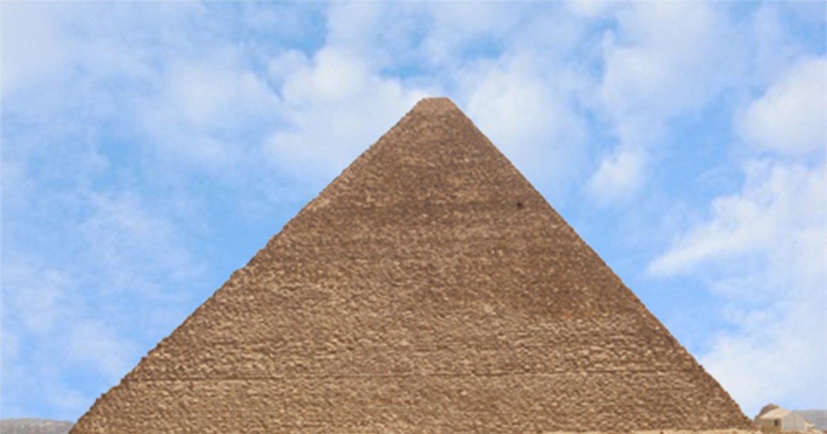 Randompower111's tweet image. اكد العلماء بما لا يدع مجالا للشك ان الهرم الأكبر بني في مدة 20 عاما 
الهرم الاكبر يتكون من مليون حجرة كل حجرة تزن تلات اطنان ، حسابيا معناه تم وضع كل حجرة في مدة 6 دقائق و على مدار الساعة 🤣🤣🤣