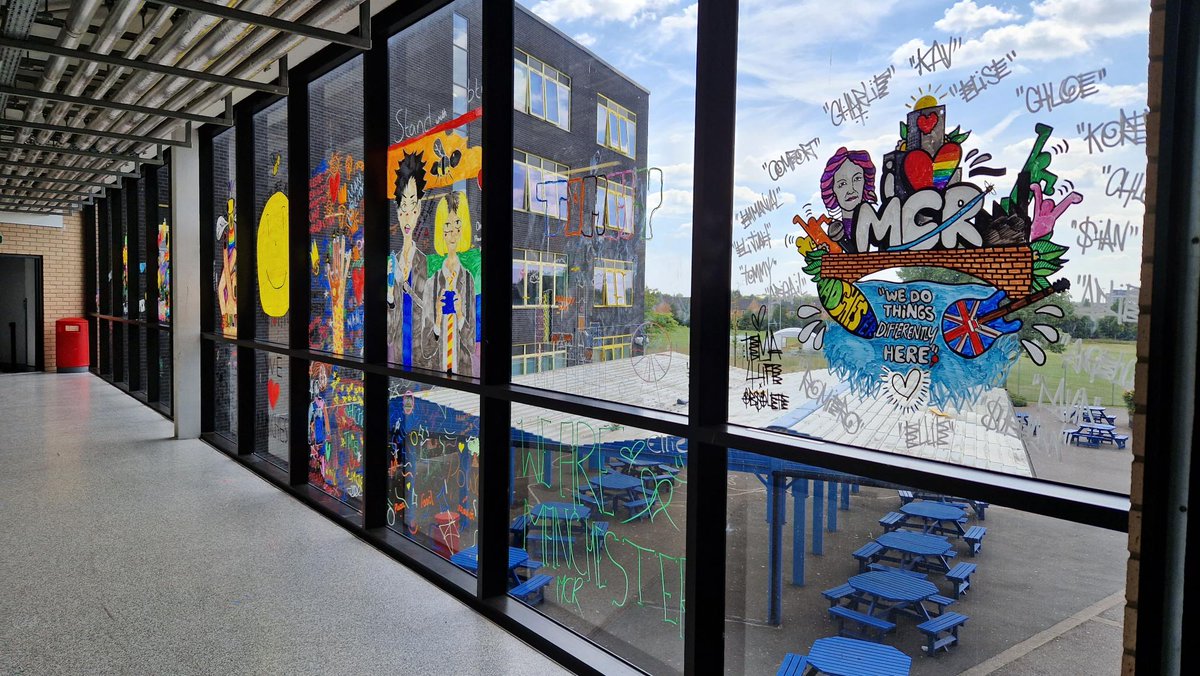 TEMAcademy's tweet photo. Photos of our new #Manchester inspired glass corridor artwork, with Pete Obsolete π¨
#ManchesterWeek #atTEMAweREACH https://t.co/50WsIKP6mW