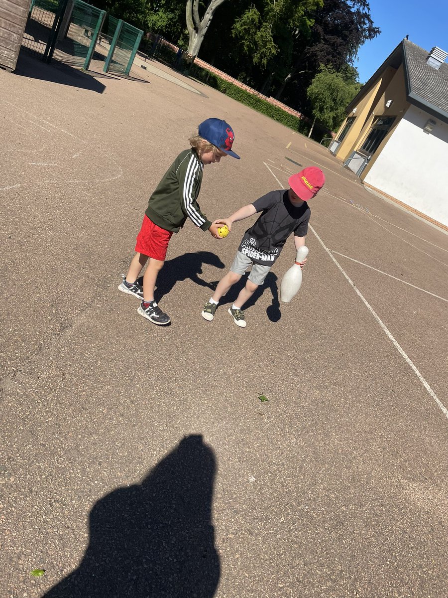 WoodlandsPrim1's tweet photo. Practising some playground games in the school grounds. #earlyyears #outdoors #games #learningandexploring https://t.co/XaXKjO5VZK