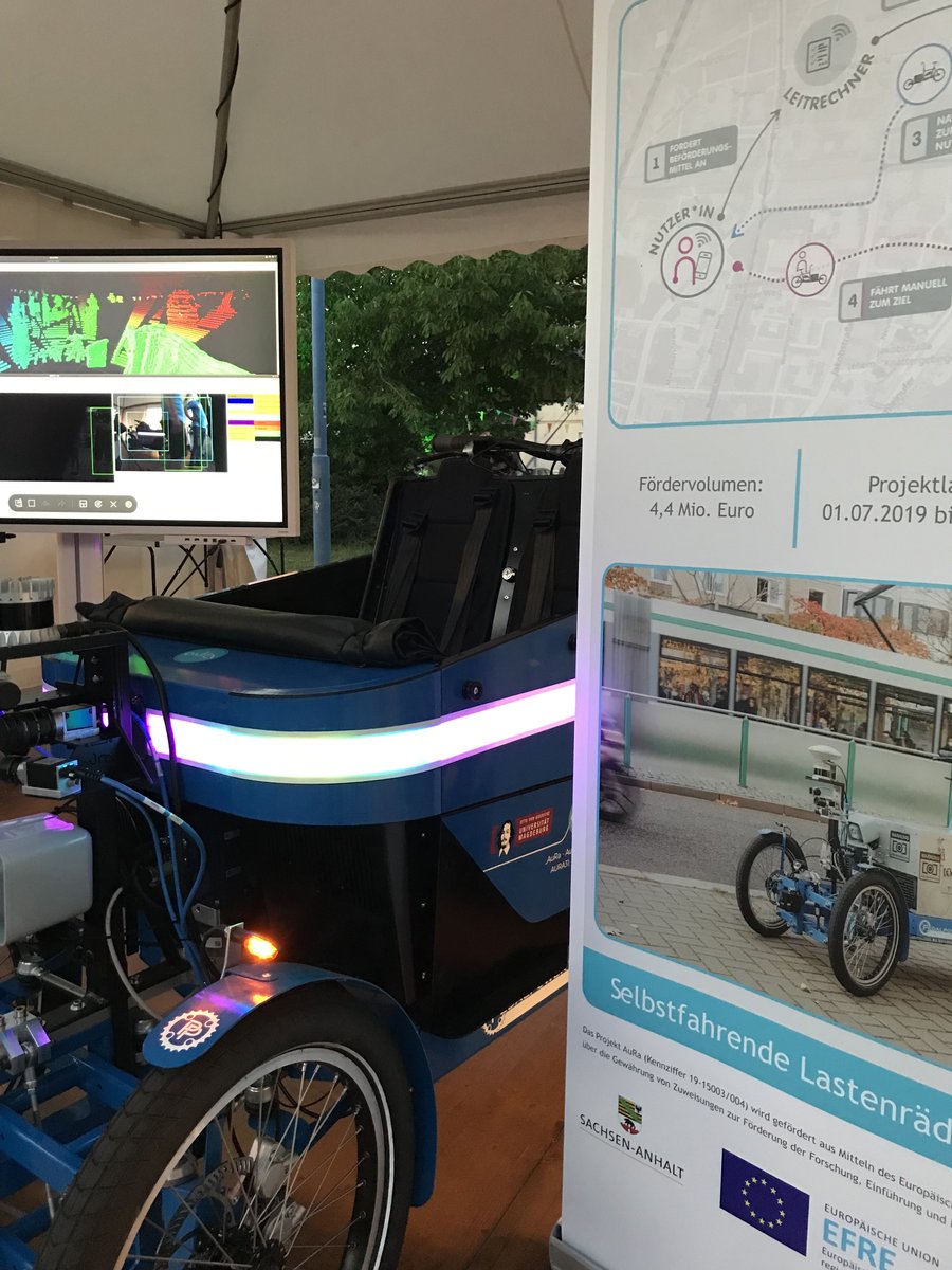 Unser autonomes Lastenrad "Immerwahr" mit den neuen LED-Streifen für die Interaktion mit der Umwelt bei der Langen Nacht der Wissenschaft #magdeburg #forschung #lastenrad