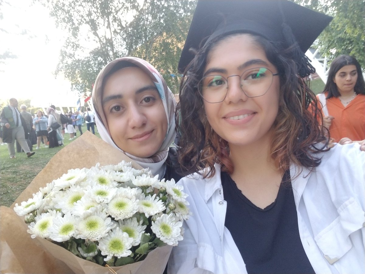 morsalkimuzum's tweet photo. Ayy ciddi ciddi psikolog oldunn artıkkk 🎓💃🏻 @aybukst #psikolog https://t.co/v5SgRY6HUI