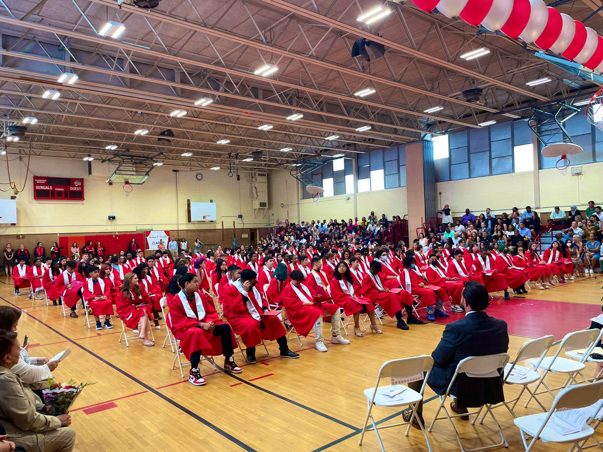 AsstSupBlmfld's tweet photo. A great @07003bmsbengals Graduation. @AnnetteBaker427 @principal_BMS #ItsAGreatDayToBeABengal https://t.co/vUIbhx2c38