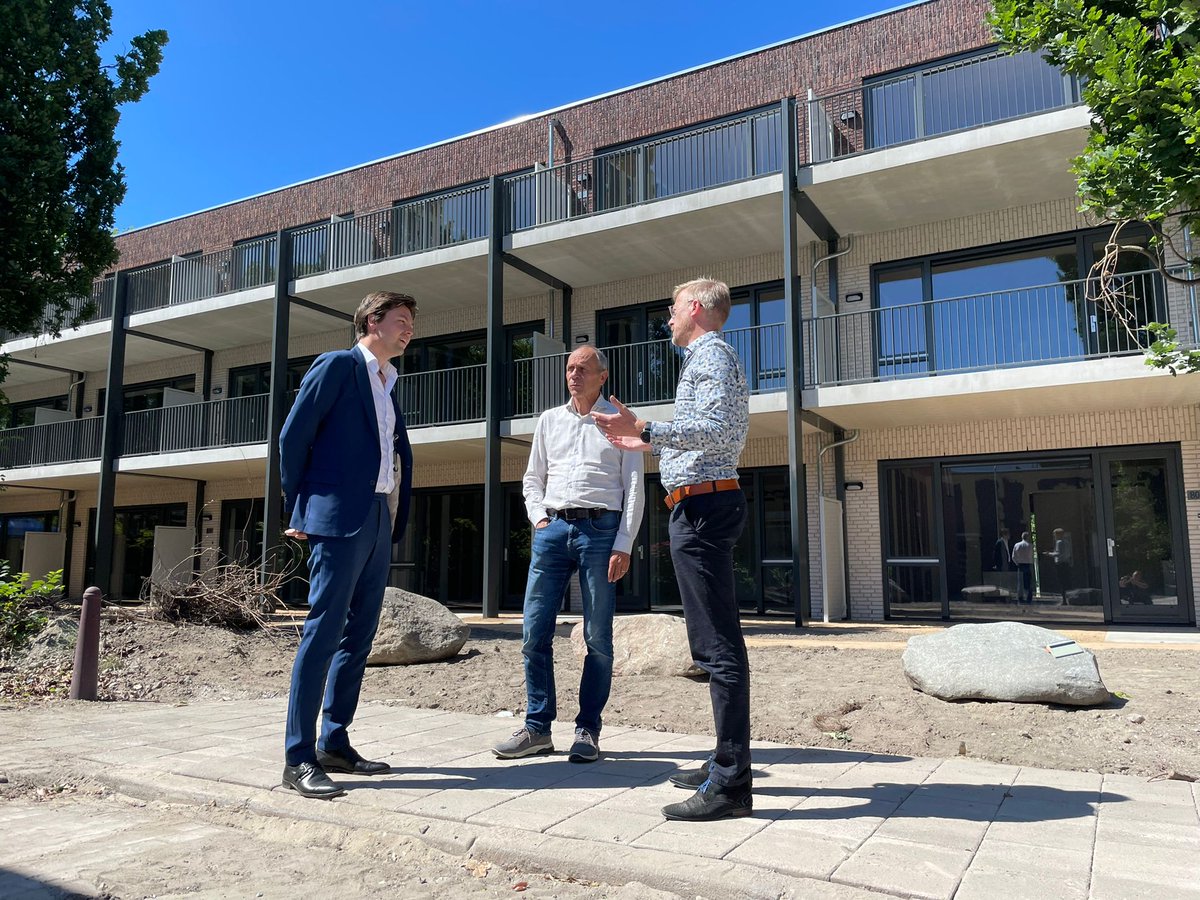 Goed nieuws: 25 duurzame, betaalbare woningen aan de Brahmslaan 80 zijn klaar. Duurzaam omdat ze van circulair♻️ hout gemaakt zijn, en door de vele zonnepanelen op het dak volledig van het gas af.