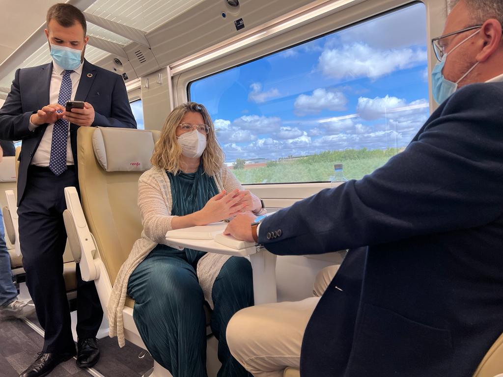 Adif_es's tweet image. 🚅 ¡Último viaje de pruebas para la llegada de la #AltaVelocidad a #Extremadura! El tramo Plasencia-Badajoz que hoy recorren la ministra @mitmagob @raquelsjimenez y la presidenta de Adif, Mª Luisa Domínguez, junto con otras autoridades, está preparado para su puesta en servicio.