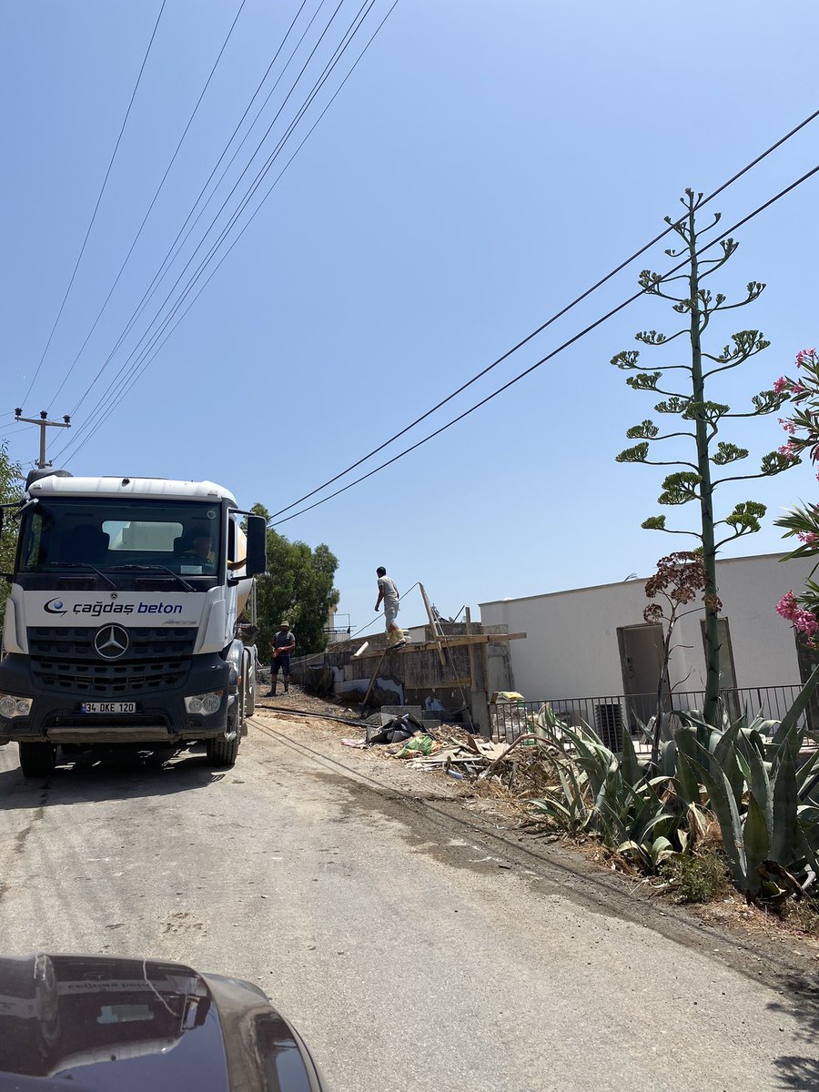 Insaat yasagi sözde baslayan Bodrum da hersey tüm hızıyla sürüyor. Gurece mahallesi yasak kapsamına dahil değil 10.sokak kamyonlar vizir vizir <a href="/BodrumBel/">Bodrum Belediyesi</a> @ahmetarasbodrum