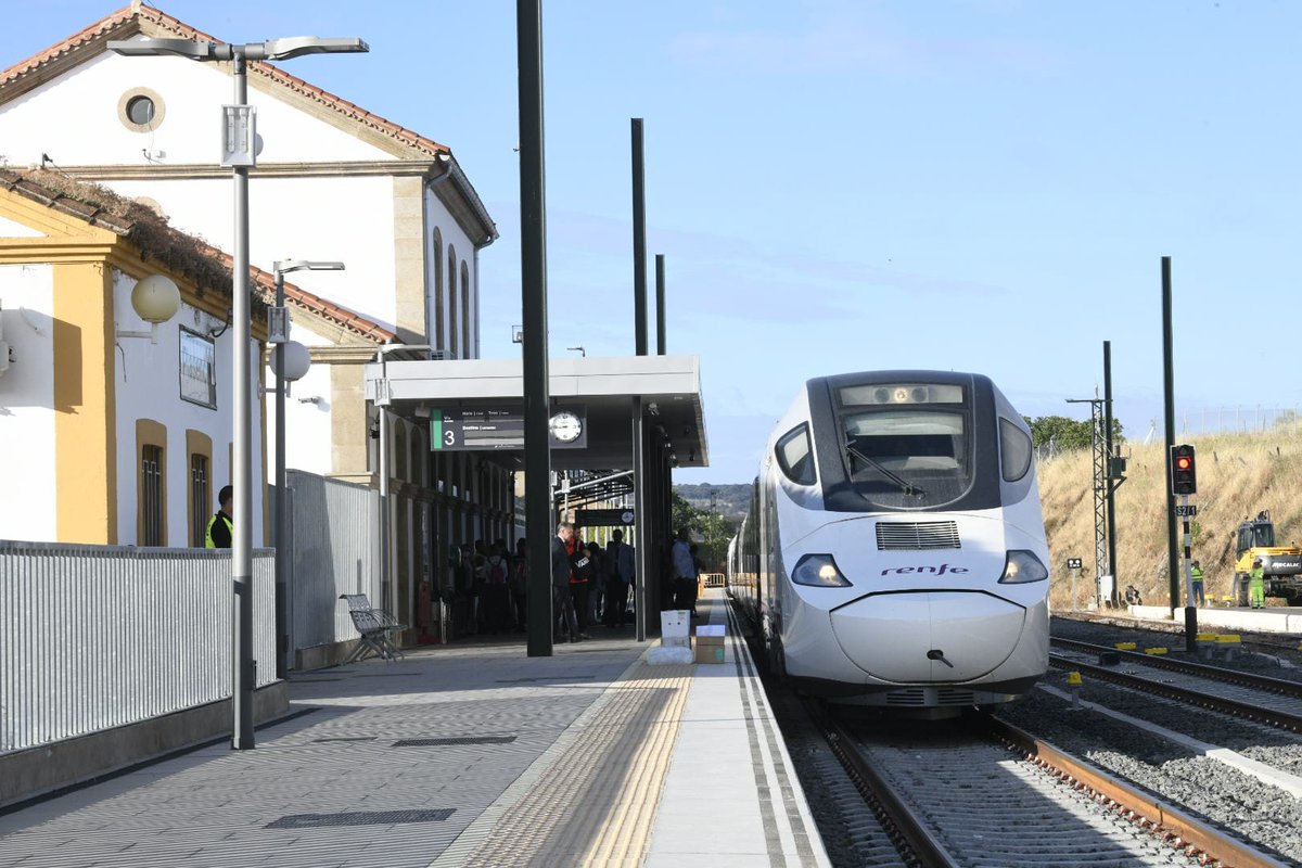 Adif_es's tweet image. 🚅 ¡Último viaje de pruebas para la llegada de la #AltaVelocidad a #Extremadura! El tramo Plasencia-Badajoz que hoy recorren la ministra @mitmagob @raquelsjimenez y la presidenta de Adif, Mª Luisa Domínguez, junto con otras autoridades, está preparado para su puesta en servicio.