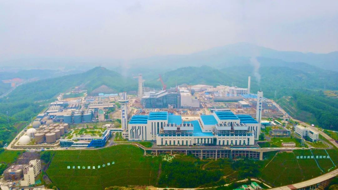 EnergyChinaCEEC's tweet photo. 🤗About 50 parents and children came to visit the household garbage treatment project in Guangdong, to learn about garbage disposal technology and classification knowledge.♻️

This plant, constructed by #CEEC, is expected to use wastes to produce 1.1 bln kWh of power annually.👍 https://t.co/nMx3LrYpMd