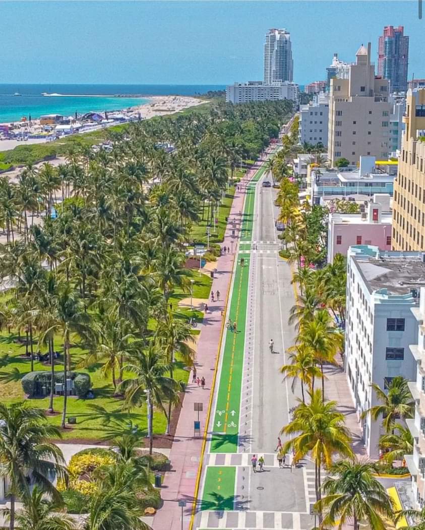 socri_reim's tweet photo. Le nouvel aménagement de #OceanDrive... sans voiture ! "Le plan à long terme a toujours envisagé une forte utilisation des piétons et des vélos. Nous sommes dans une phase de transition vers ce plan à long terme", a déclaré Mr. Sola, directeur municipal adjoint de #MiamiBeach. https://t.co/AYaD9ZqqdK