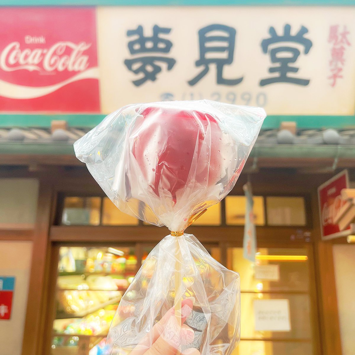 食べ歩きフードのご紹介😊♪ ＼ 真っ赤な見た目がとってもかわいい