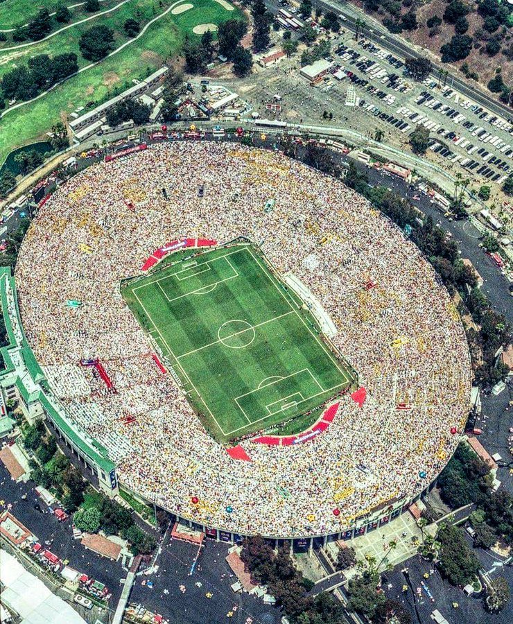 ManuHeredia21's tweet photo. A ver quién es el primero que lo saca: estadio, fecha y evento que nos dejó esta brutal imagen https://t.co/6KYgoeW2En