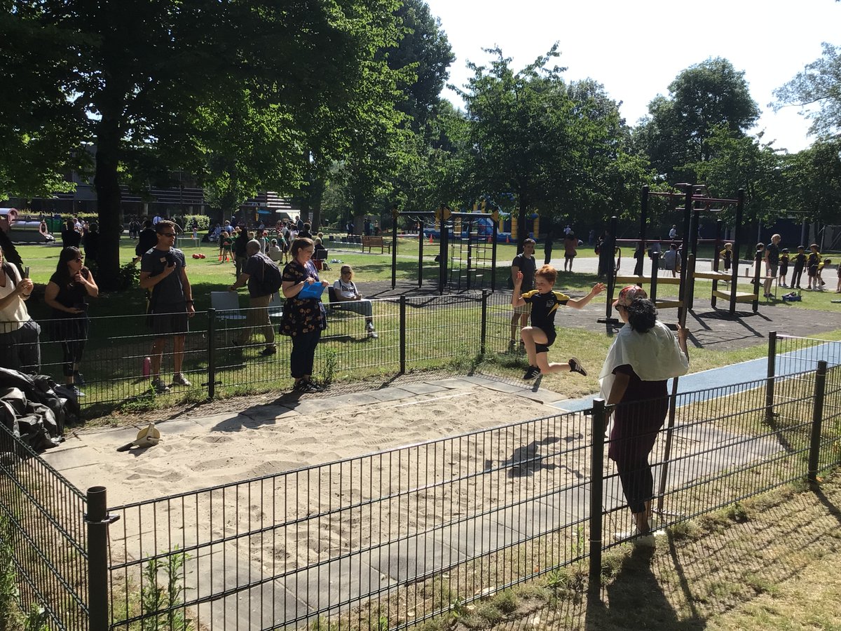 BSNJSV's tweet image. Another fantastic sports event today @BSNJSV 
#JSVY3 and #JSVY4 were brilliant…Taking part, trying their best and cheering each other on. Well done Y3 and Y4!