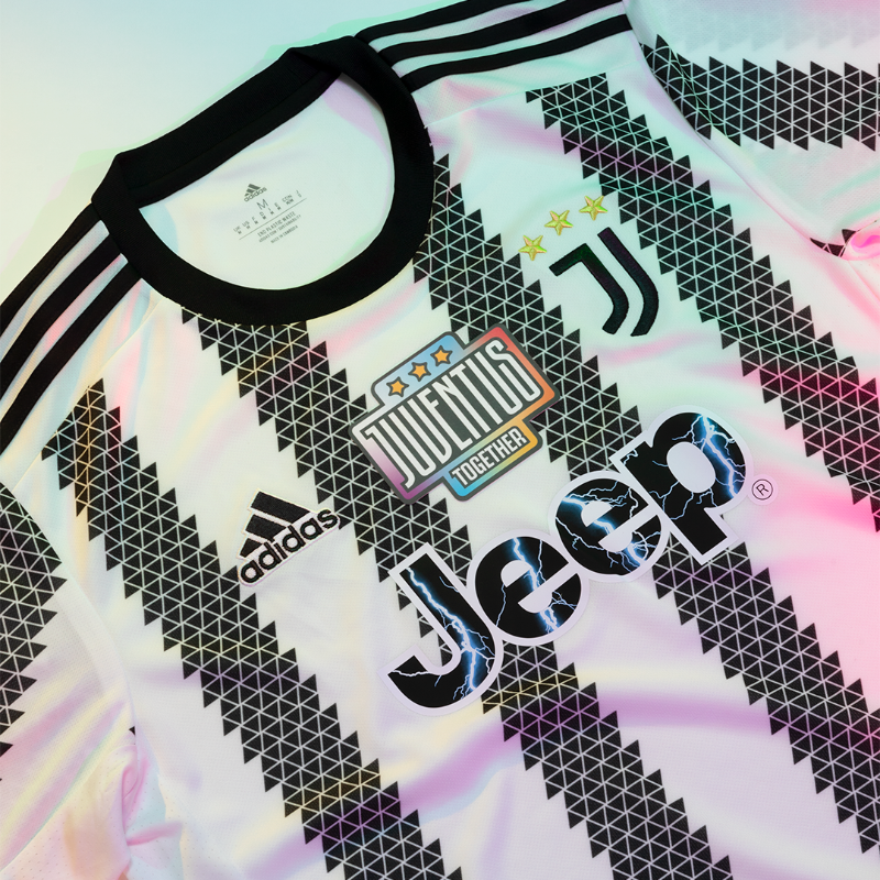 juventusfcen's tweet photo. Blend your black and white stripes together with the colours of the rainbow and be #MoreColorfulTogether ⚪⚫🏳️‍🌈

#DifferencesMaketheDifference