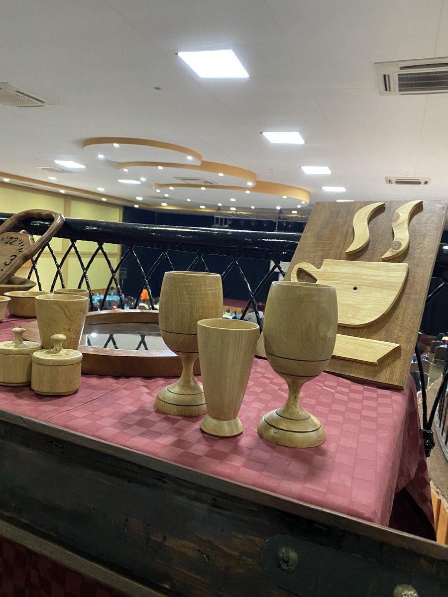 Rachealkyy's tweet image. Present is Kazibwe Joseph the owner of SJK furniture market in bwaise Kawempe
He benefited from the project training and makes these beautiful crafts
#UPLIFTProject 
#Partnership4Impact