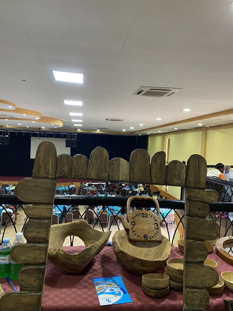 Rachealkyy's tweet image. Present is Kazibwe Joseph the owner of SJK furniture market in bwaise Kawempe
He benefited from the project training and makes these beautiful crafts
#UPLIFTProject 
#Partnership4Impact