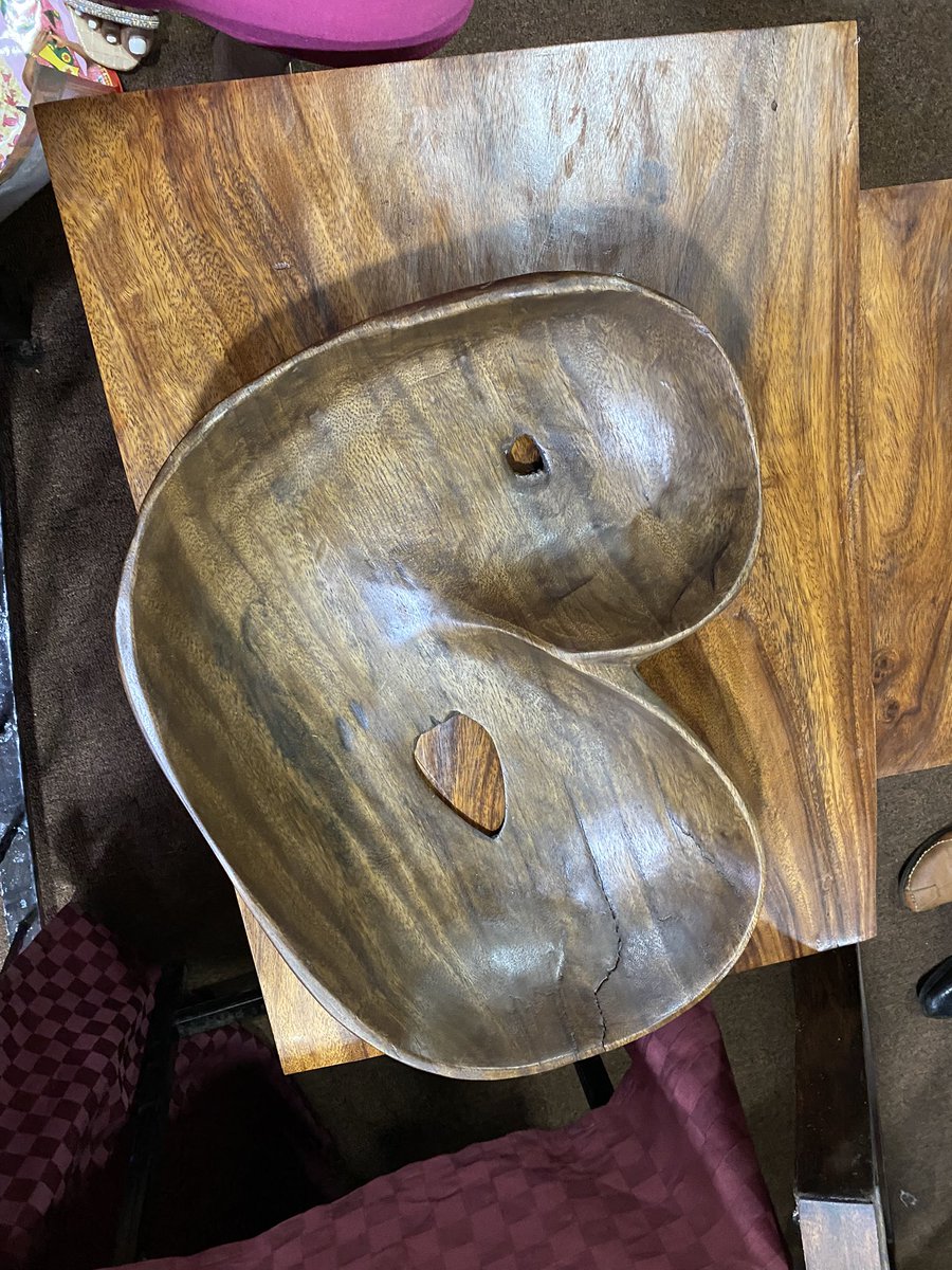 Rachealkyy's tweet image. Present is Kazibwe Joseph the owner of SJK furniture market in bwaise Kawempe
He benefited from the project training and makes these beautiful crafts
#UPLIFTProject 
#Partnership4Impact