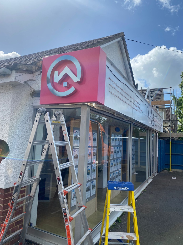 Sign_SolutionUK's tweet photo. A couple of weeks ago, we were out in Woodley putting up some brand spanking new signage for Woodley's Estate Agents. There's no way you'll miss this sign!! 👀

#design #print #install #manufacture #signage #shopfront #retail #estateagents https://t.co/Ns4gf8apgS