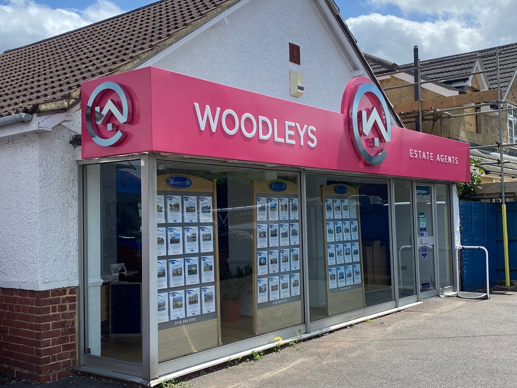 Sign_SolutionUK's tweet photo. A couple of weeks ago, we were out in Woodley putting up some brand spanking new signage for Woodley's Estate Agents. There's no way you'll miss this sign!! 👀

#design #print #install #manufacture #signage #shopfront #retail #estateagents https://t.co/Ns4gf8apgS